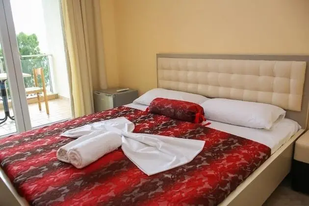 Tek Büyük Yataklı Oda, Balkon, Kısmi Deniz Manzaralı
