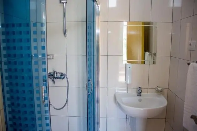 Tek Büyük Yataklı Oda, Balkon, Kısmi Deniz Manzaralı