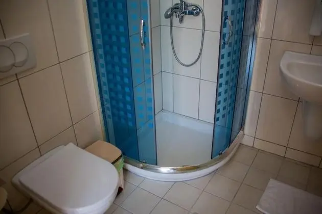 Tek Büyük Yataklı Oda, Balkon, Kısmi Deniz Manzaralı