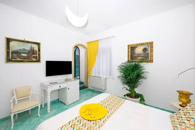 Standard Tek Büyük Yataklı Oda, Kısmi Deniz Manzaralı