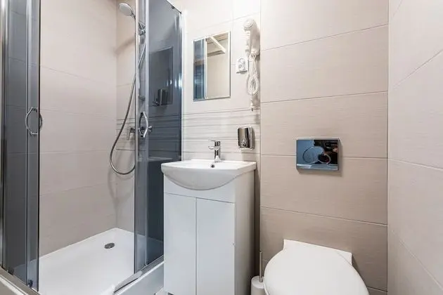 Standard Tek Büyük veya İki Ayrı Yataklı Oda (Shower )