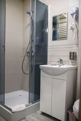 Standard Tek Büyük veya İki Ayrı Yataklı Oda (Shower )