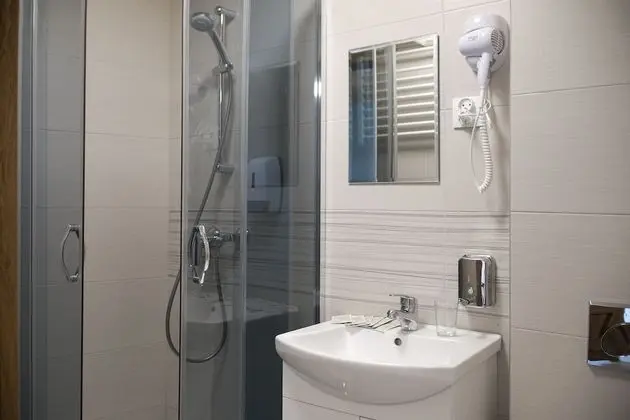 Standard Tek Büyük veya İki Ayrı Yataklı Oda (Shower )