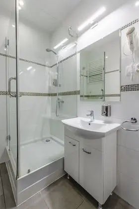 Standard Tek Büyük veya İki Ayrı Yataklı Oda (Shower )