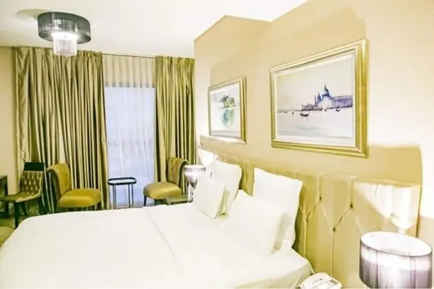 Luxury Oda