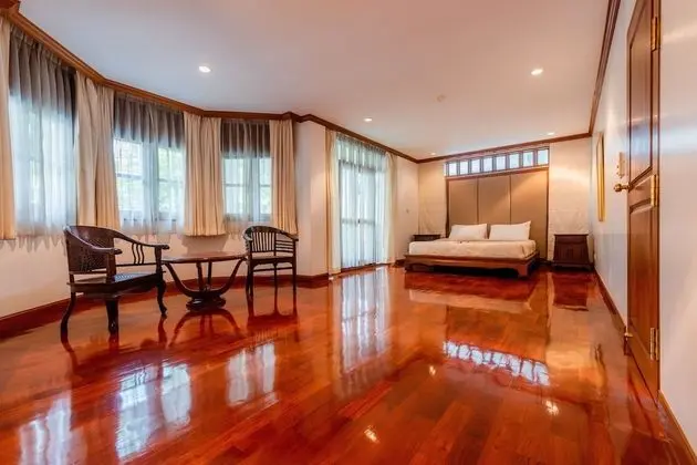4 Bedrooms House