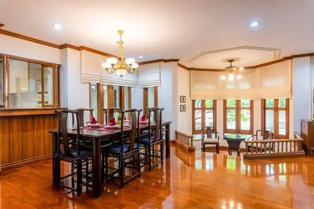 4 Bedrooms House