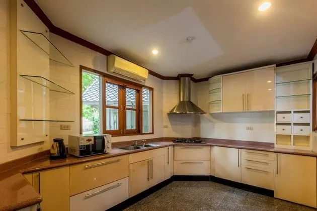4 Bedrooms House