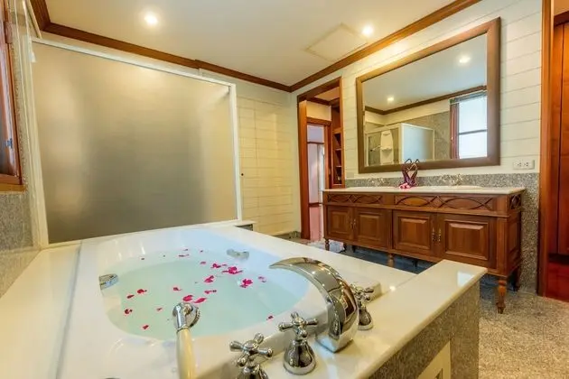 4 Bedrooms House