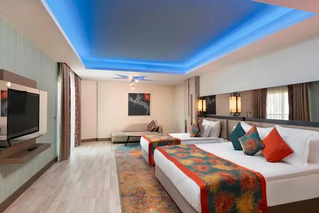 https://images.etstur.com/imgproxy/resize/2560x1440/files/images/hotelImages/etsrooms/92/Royal_Seginus_20251021115933_1.jpg