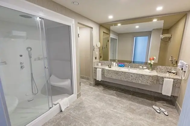 https://imagessl.etstur.com/files/images/hotelImages/TR/93017/l/Royal-Seginus-Oda-225405.jpg