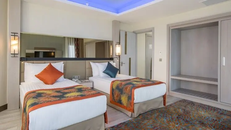 https://imagessl.etstur.com/files/images/hotelImages/TR/93017/l/Royal-Seginus-Oda-277433.jpg