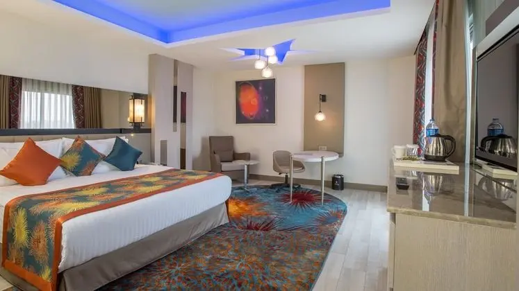 https://imagessl.etstur.com/files/images/hotelImages/TR/93017/l/Royal-Seginus-Oda-277434.jpg