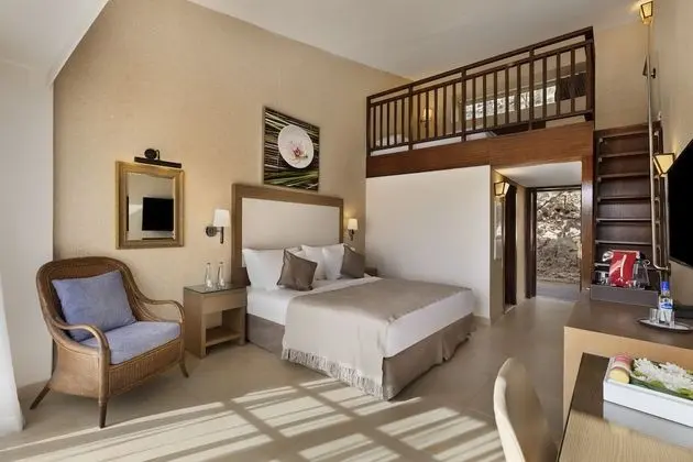 Deluxe Shangri-La Family Room