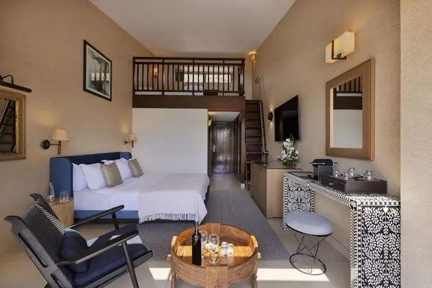 Deluxe Shangri-La Family Room