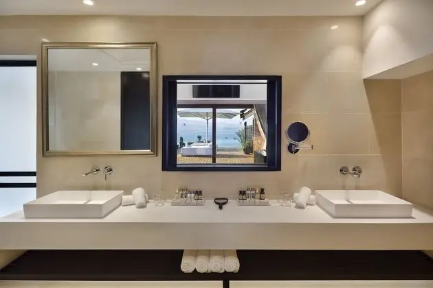 Deluxe Shangri-La Family Room