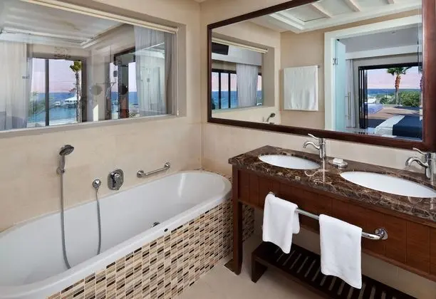 Deluxe Shangri-La Family Room
