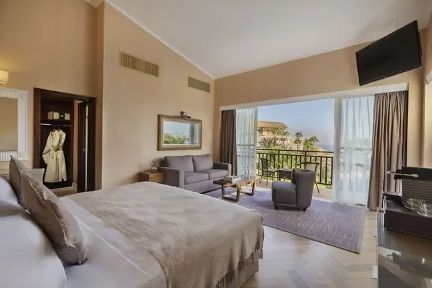 Deluxe Shangri-La Room