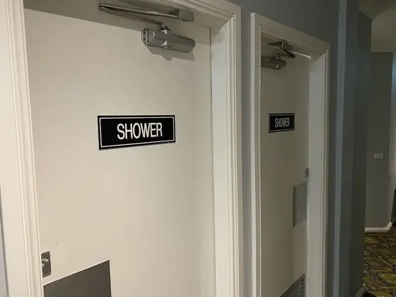 Üç Kişilik Oda, Ortak Banyo