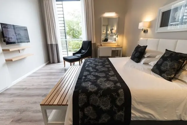 Luxury Tek Büyük veya İki Ayrı Yataklı Oda, Banyolu/Duşlu, Bahçe Manzaralı