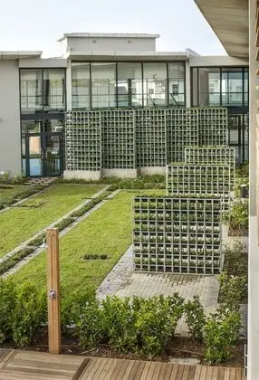 Luxury Tek Büyük veya İki Ayrı Yataklı Oda, Banyolu/Duşlu, Bahçe Manzaralı