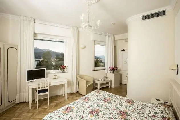 Tek Büyük veya İki Ayrı Yataklı Oda, Göl Manzaralı
