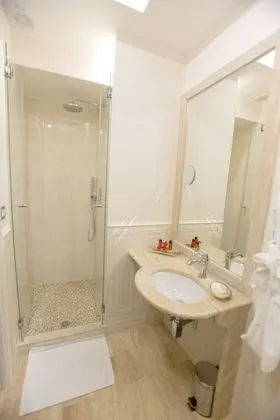 Deluxe Tek Büyük Yataklı Oda, Balkon, Şehir Manzaralı