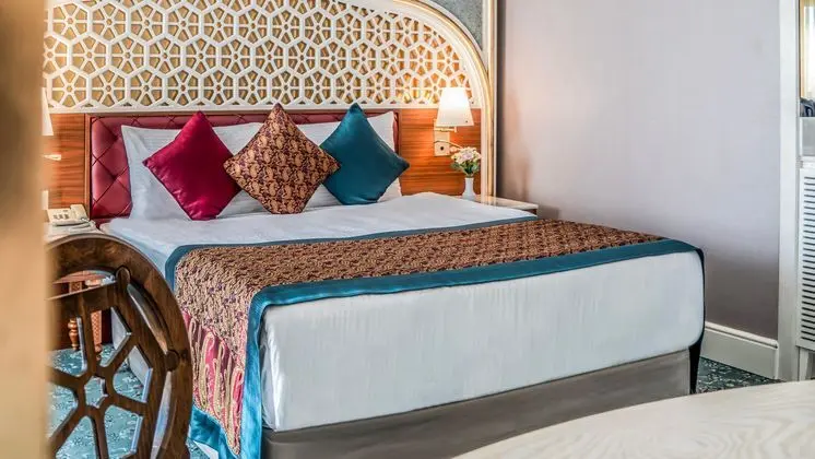 https://images.etstur.com/imgproxy/resize/2560x1440/files/images/hotelImages/etsrooms/90/Royal_Taj_Mahal_20240827112354_3.jpg