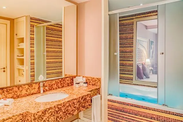 https://images.etstur.com/imgproxy/resize/2560x1440/files/images/hotelImages/etsrooms/90/Royal_Taj_Mahal_20240827112354_7.jpg