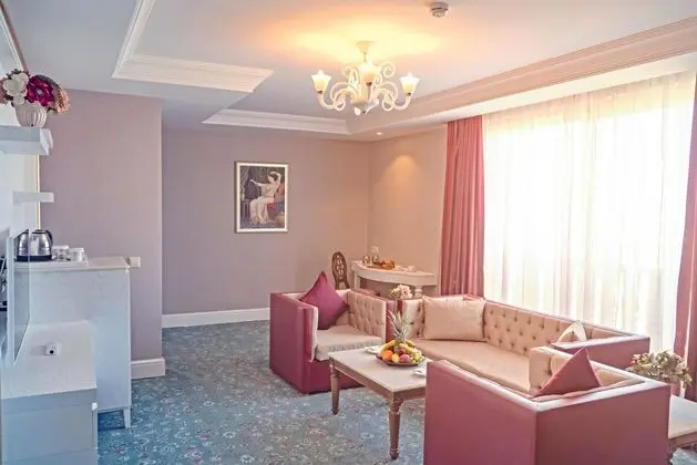 https://images.etstur.com/imgproxy/resize/2560x1440/files/images/hotelImages/etsrooms/90/Royal_Taj_Mahal_20240827112354_9.jpg