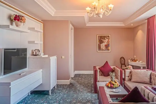 https://images.etstur.com/imgproxy/resize/2560x1440/files/images/hotelImages/etsrooms/90/Royal_Taj_Mahal_20240827112355_10.jpg