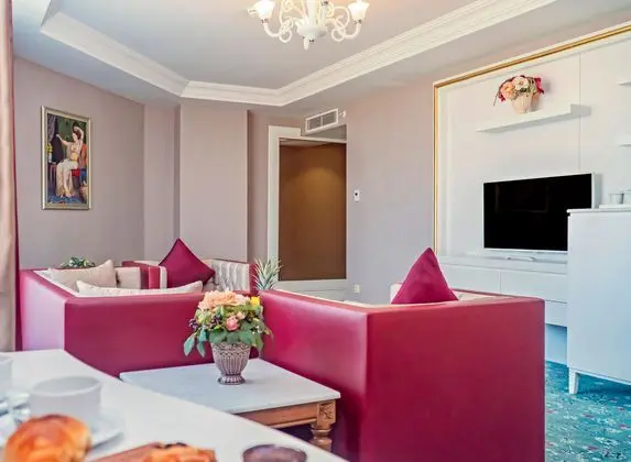 https://images.etstur.com/imgproxy/resize/2560x1440/files/images/hotelImages/etsrooms/90/Royal_Taj_Mahal_20240827112355_12.jpg