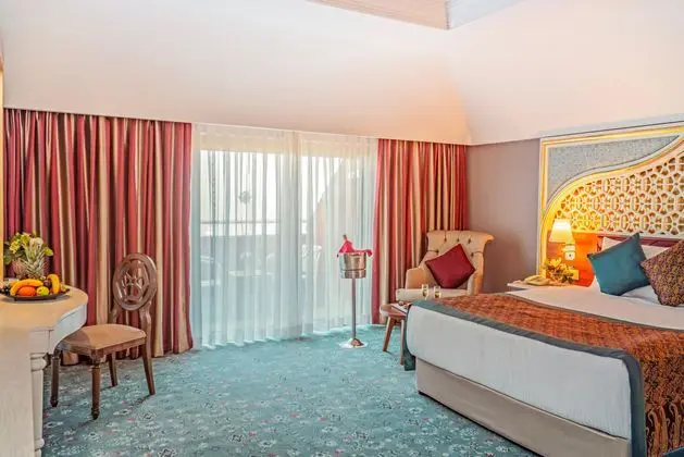 https://images.etstur.com/imgproxy/resize/2560x1440/files/images/hotelImages/etsrooms/90/Royal_Taj_Mahal_20240827112355_14.jpg