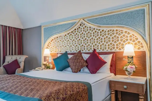 https://images.etstur.com/imgproxy/resize/2560x1440/files/images/hotelImages/etsrooms/90/Royal_Taj_Mahal_20240827112428_2.jpg