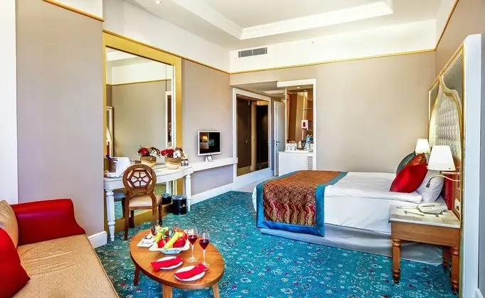 https://imagessl.etstur.com/files/images/hotelImages/TR/51475/l/Royal-Taj-Mahal-Oda-157528.jpg