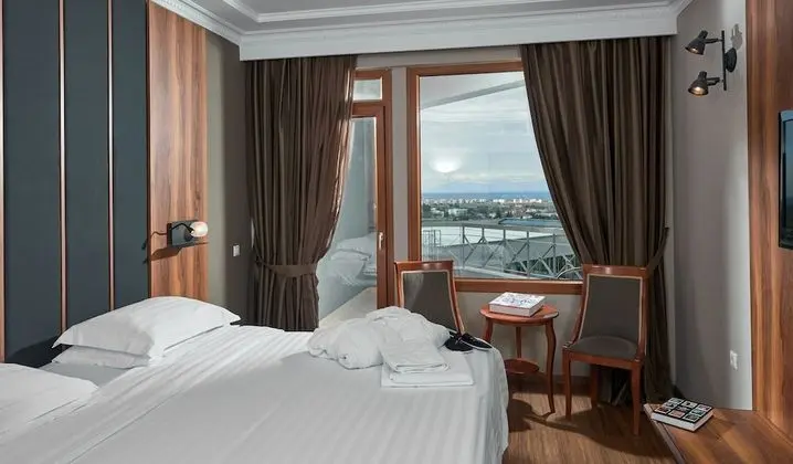 Tek Büyük veya İki Ayrı Yataklı Oda, Deniz Manzaralı