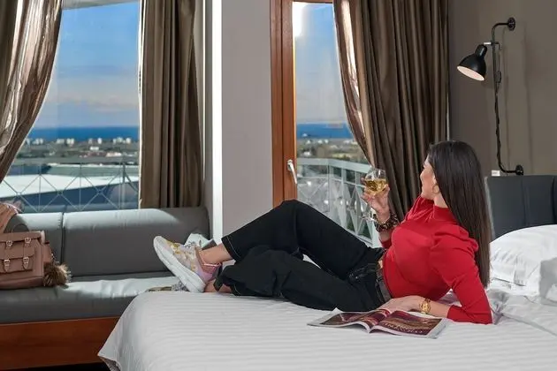 Tek Büyük veya İki Ayrı Yataklı Oda, Deniz Manzaralı
