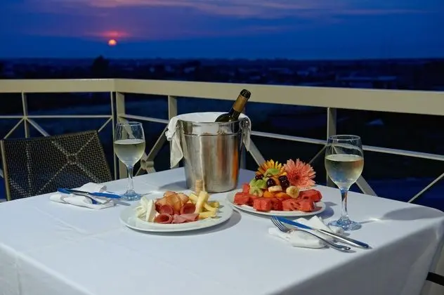 Tek Büyük veya İki Ayrı Yataklı Oda, Deniz Manzaralı