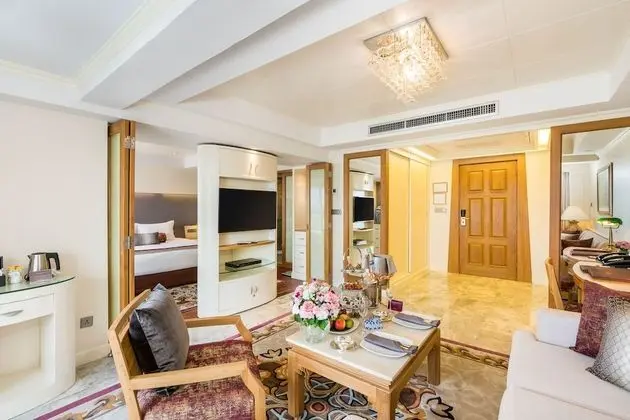 One Bedroom Royal Wing Suite
