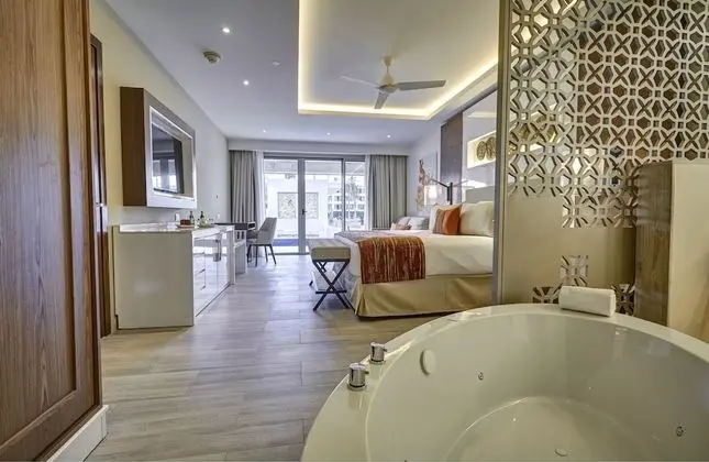 Luxury Junior Suite Swim Out Diamond Club