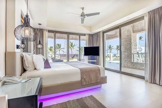 Luxury Presidential Ocean Front Swim Out One Bedroom Suite Diamond Club
