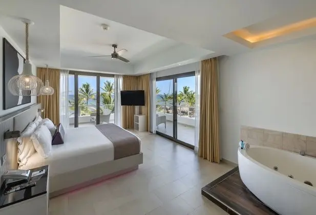 Luxury Presidential Ocean Front Swim Out One Bedroom Suite Diamond Club