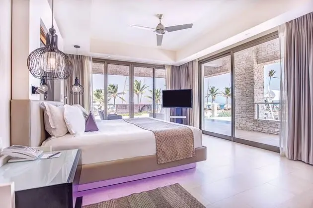 Luxury Presidential Ocean Front Swim Out One Bedroom Suite Diamond Club