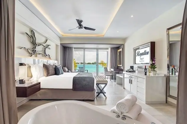 Luxury Junior Suite ocean view Diamond Club