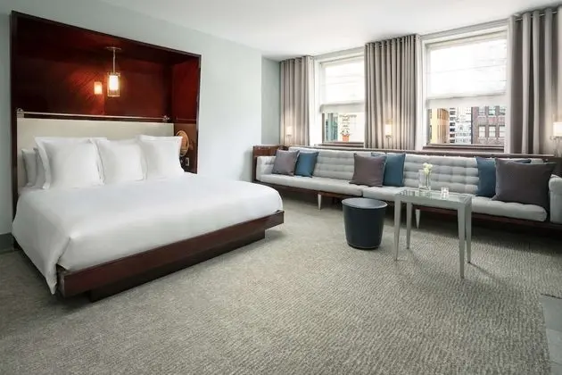 Deluxe One Queen Bed