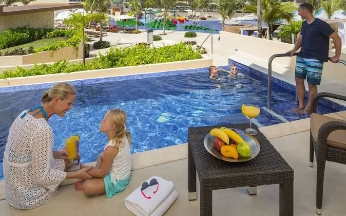 Luxury Junior Suite Swim Out
