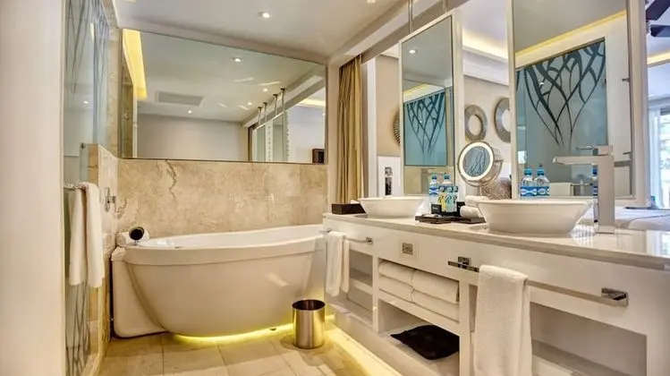 Luxury Junior Suite Swim Out