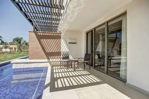 Luxury Junior Suite Swim Out Diamond Club