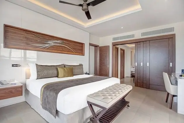 Luxury Presidential One Bedroom Suite Swim Out Diamond club