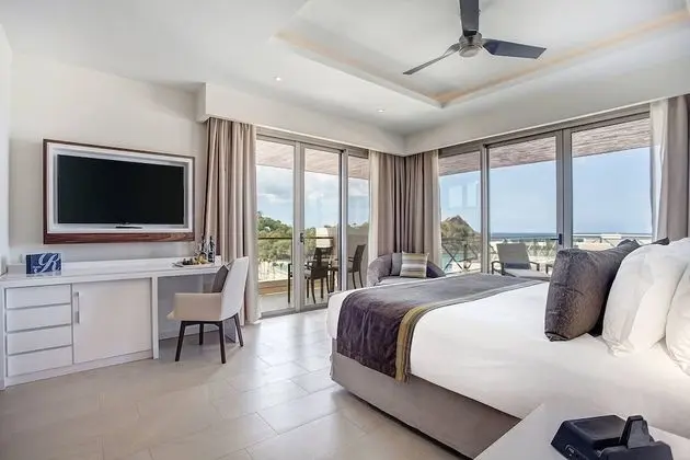 Luxury Presidential One Bedroom Suite Swim Out Diamond club